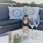 Floating Vacationhome Tenerife 度假居 *